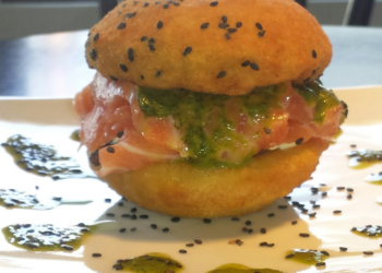 Sushi Burguer – Recheado com Salmão, cebolinha, cream cheese e shitake